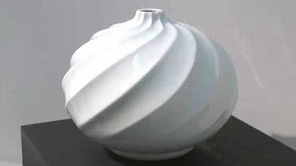 有田焼の人間国宝・井上萬二さんの作陶展 94歳を迎えた熟練の技「白く