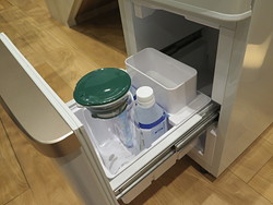 冷たすぎない水を枕元に - ツインバード、シニア向けベッドサイド