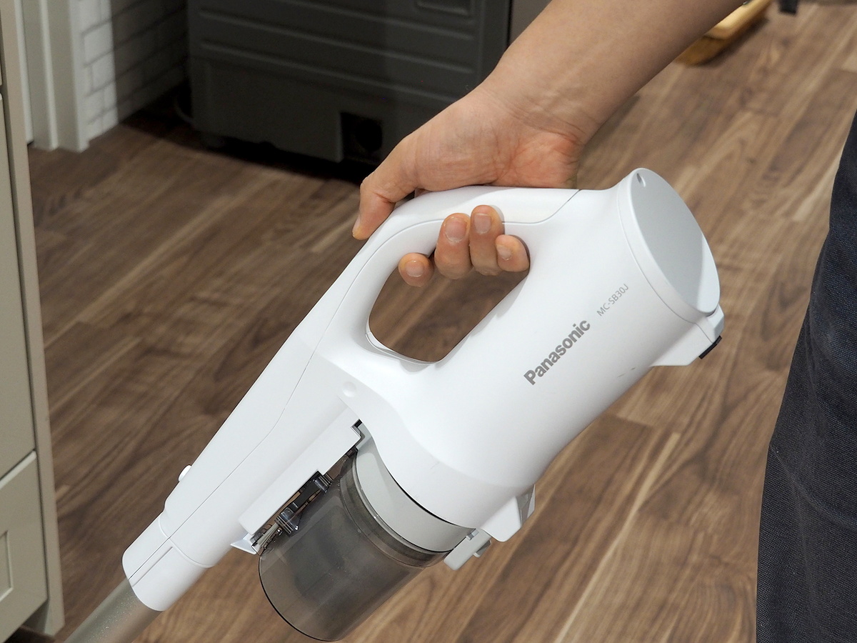パナソニックの新型コードレススティック掃除機を体験 - 軽くても