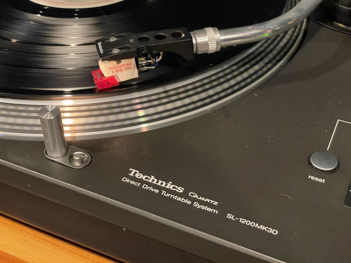 レコードプレーヤー『Technics SL-1200 MK3D』。歴史的名機でレコード