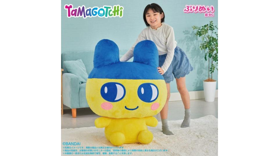 たまごっち」からデカい「まめっち」ぬいぐるみが登場。全高約95cm