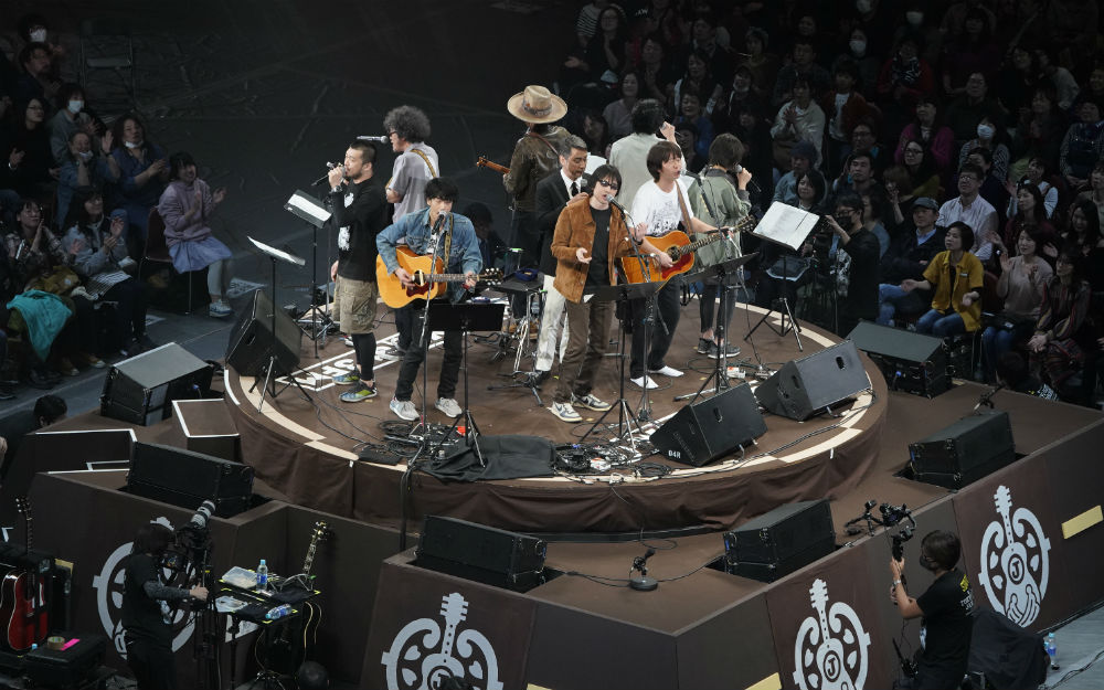 奥田民生、ユニコーンの曲をギター1本で熱演！ 両国国技館を大いに