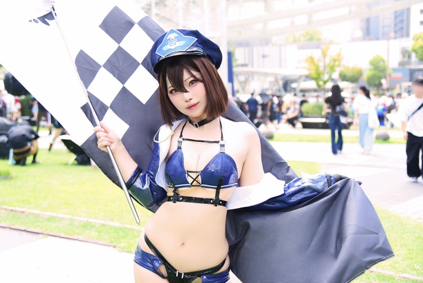 レースクイーン衣装はエナメル感にこだわりました」「アズールレーン