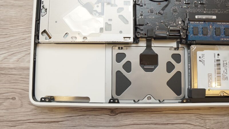 MacBook 13-inch Mid 2010 改修作業の手順解説（SSD換装、メモリ増設