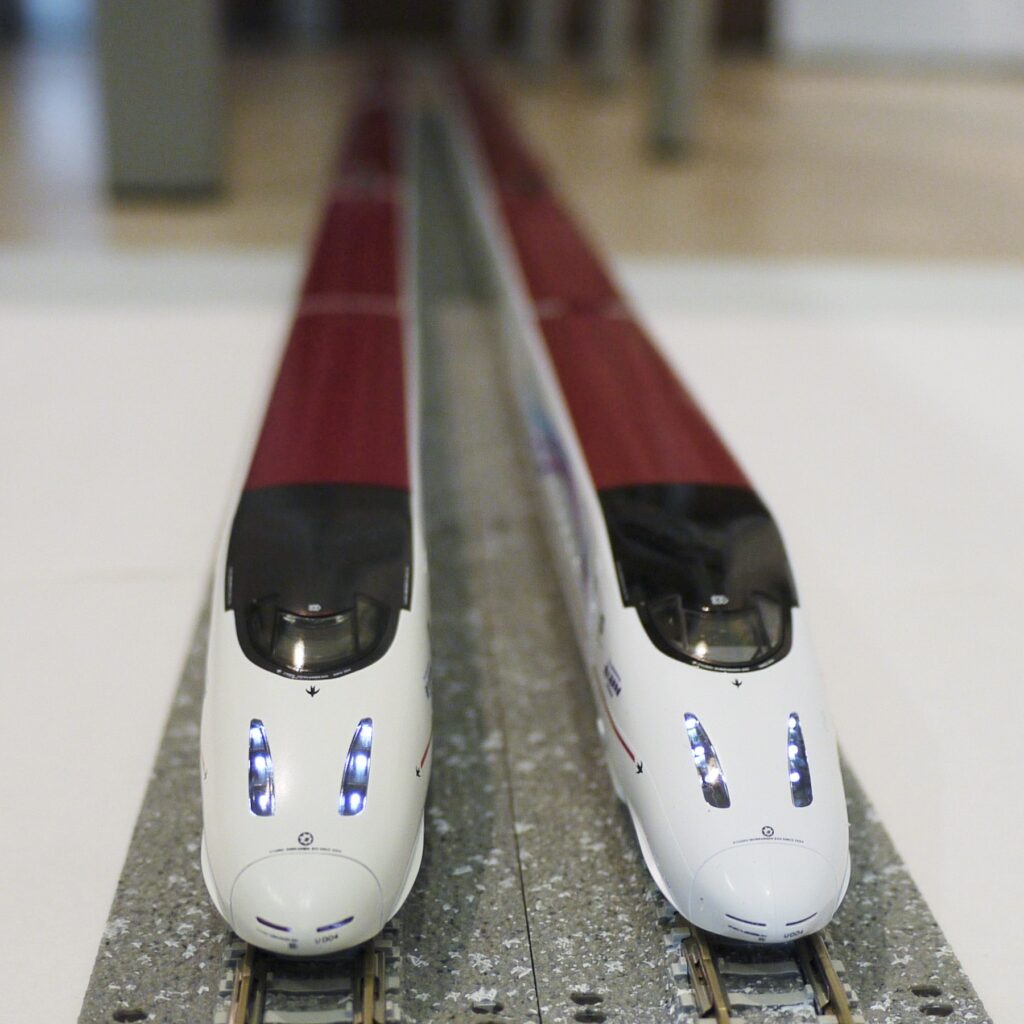 TOMIX、KATO 800系 流れ星新幹線 競合2社を比較（トミックス 97939