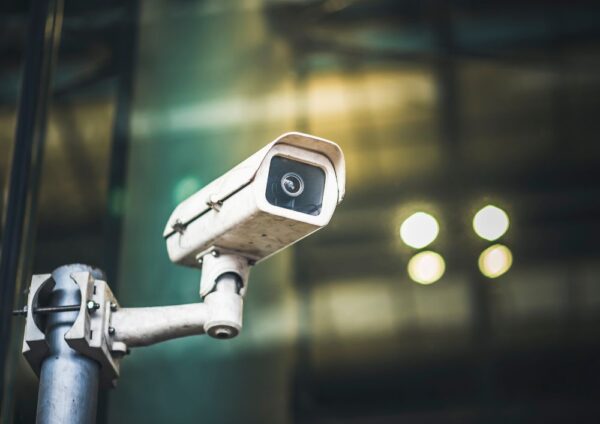 夜間の屋外は赤外線カメラと暗視カメラどちらがおすすめ？ - 株式会社