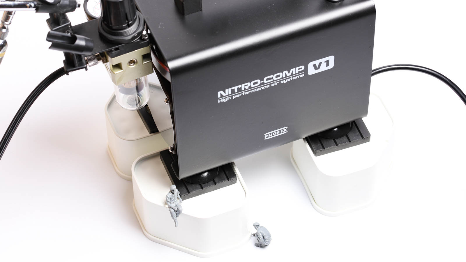 夜のプラモも静粛に……／コンプレッサーの振動を吸収するふたつの神器