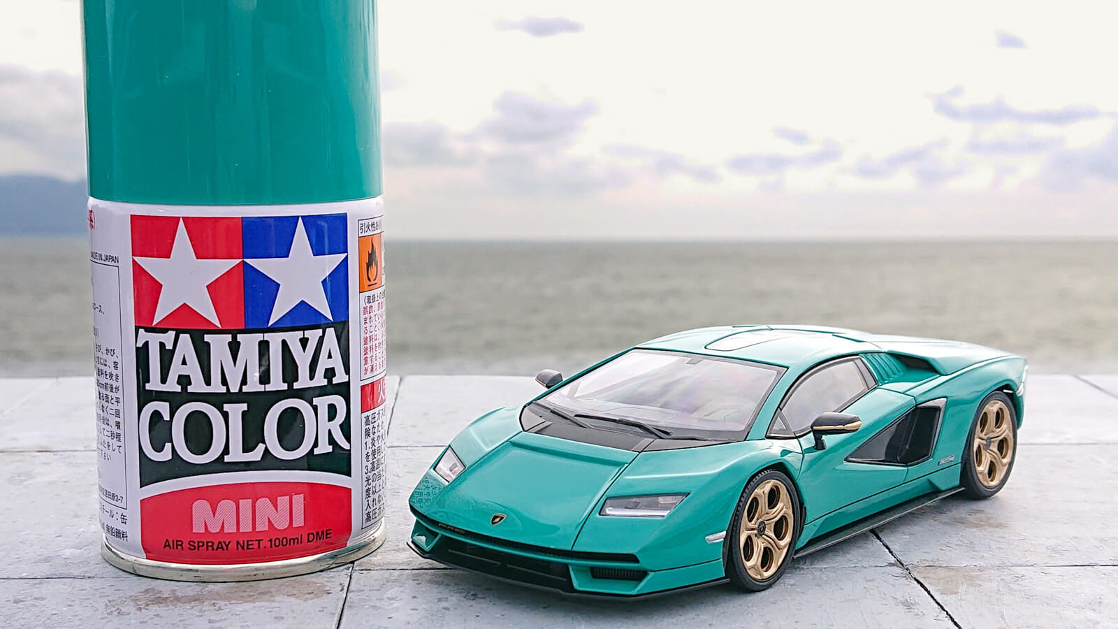 かっこいい明るい緑が塗りたければ、タミヤスプレーの「コバルト