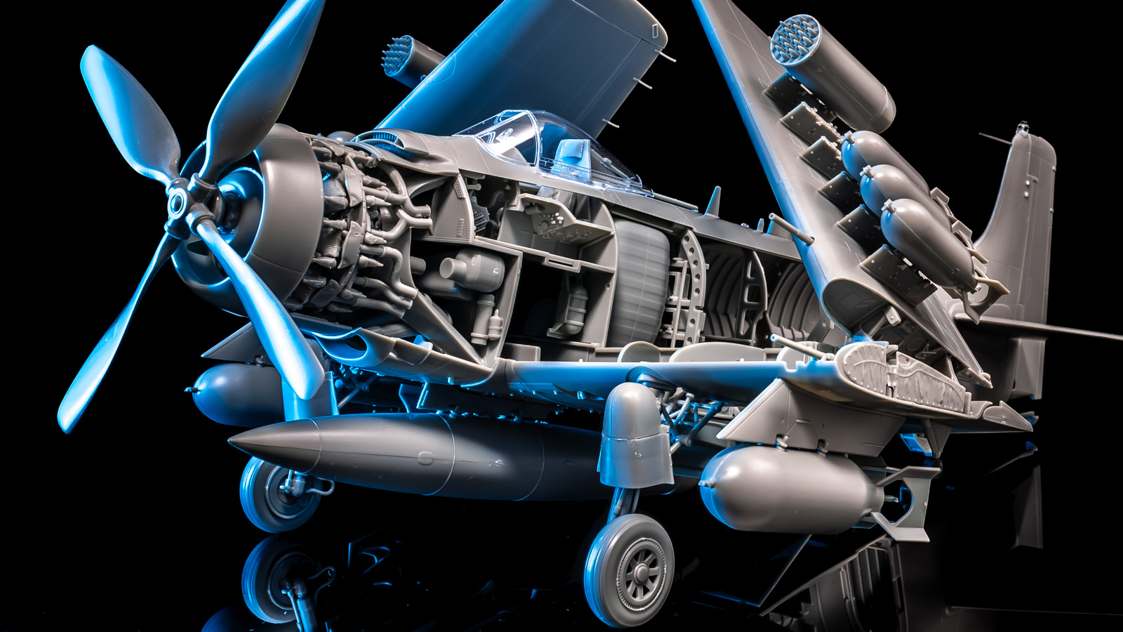 よく動いて武装満載」はプラモデルの醍醐味／造形村のビッグスケールな