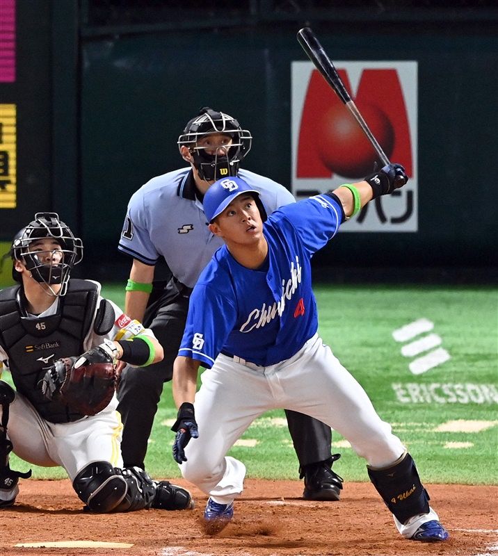予期せぬバースデープレゼント！ 中日・鵜飼航丞がポール直撃弾で