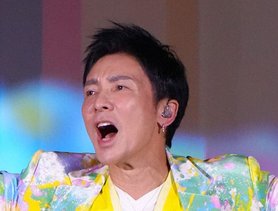 眼も心も覚めました」70歳郷ひろみ〝鏡越し自撮り〟に「ひろみの鏡越し