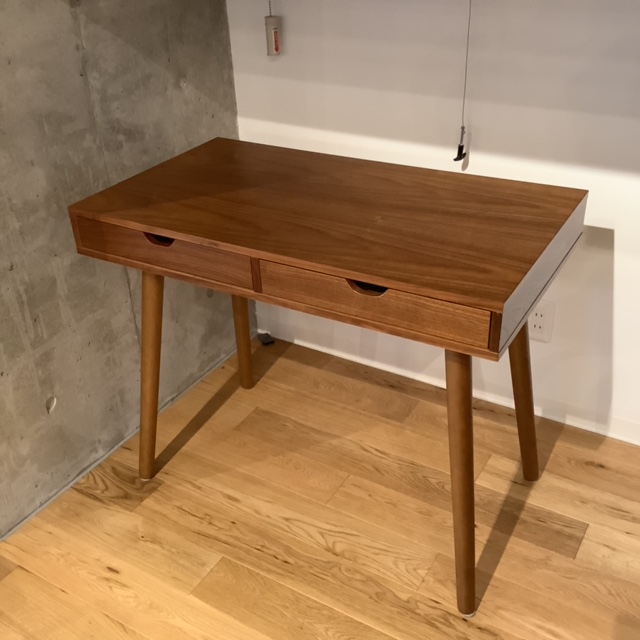 デスクのご紹介】温かみのあるデスク。 - スタッフブログ