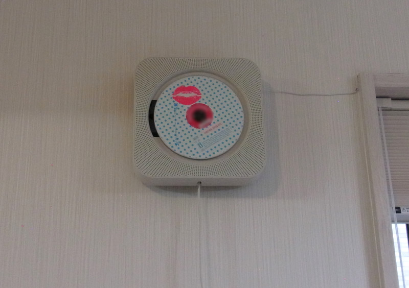 無印良品 壁掛式CDプレーヤー リモコンをストラップ化