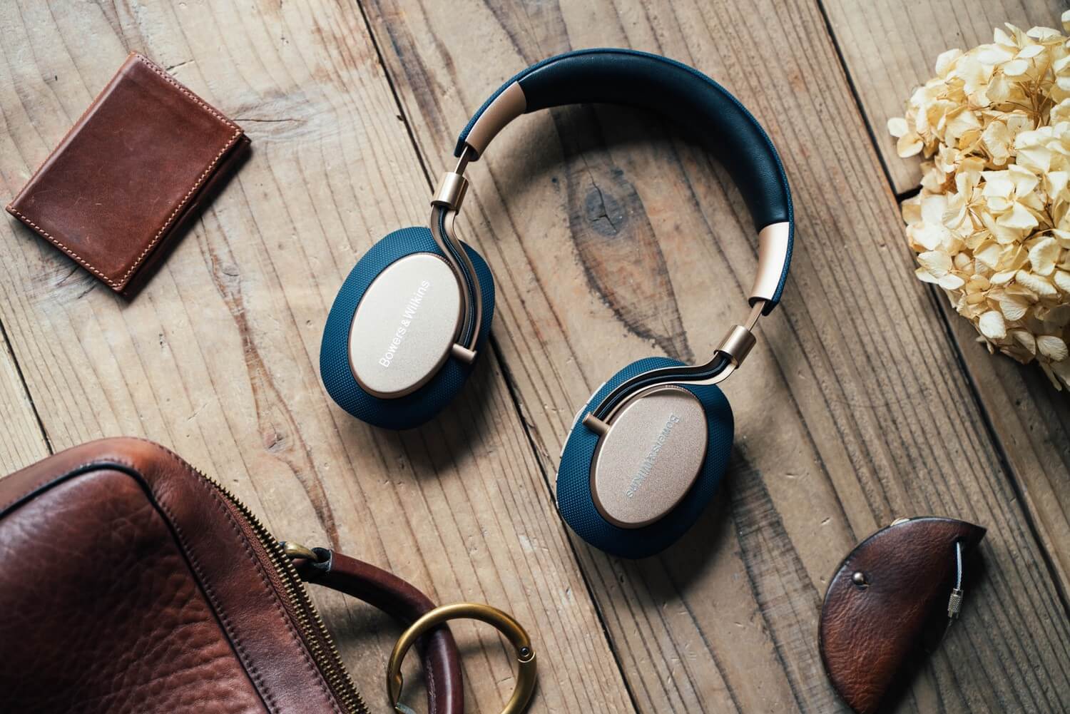 日々に溶け込む、ノイズキャンセリングワイヤレスヘッドホン「Bowers