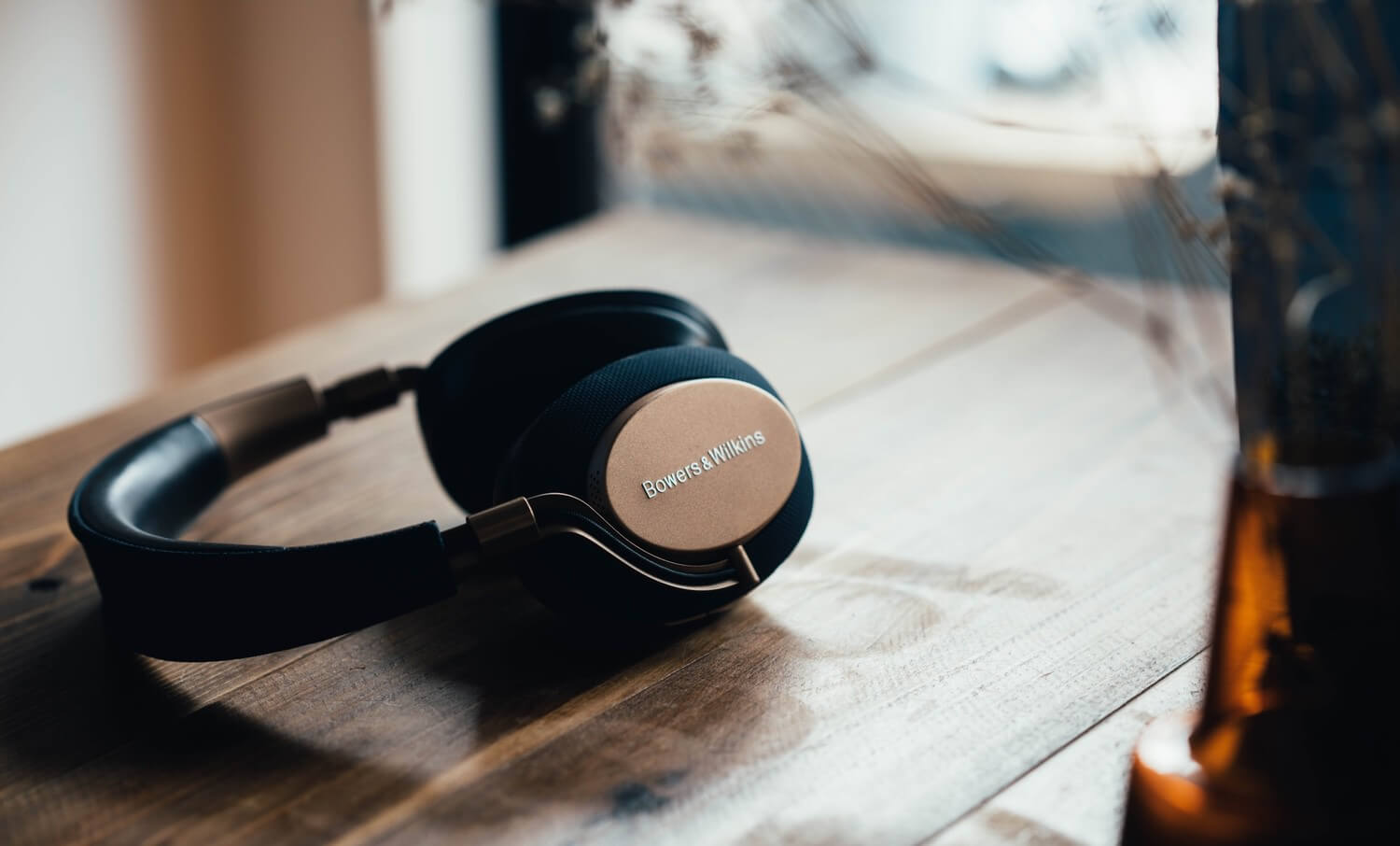 日々に溶け込む、ノイズキャンセリングワイヤレスヘッドホン「Bowers