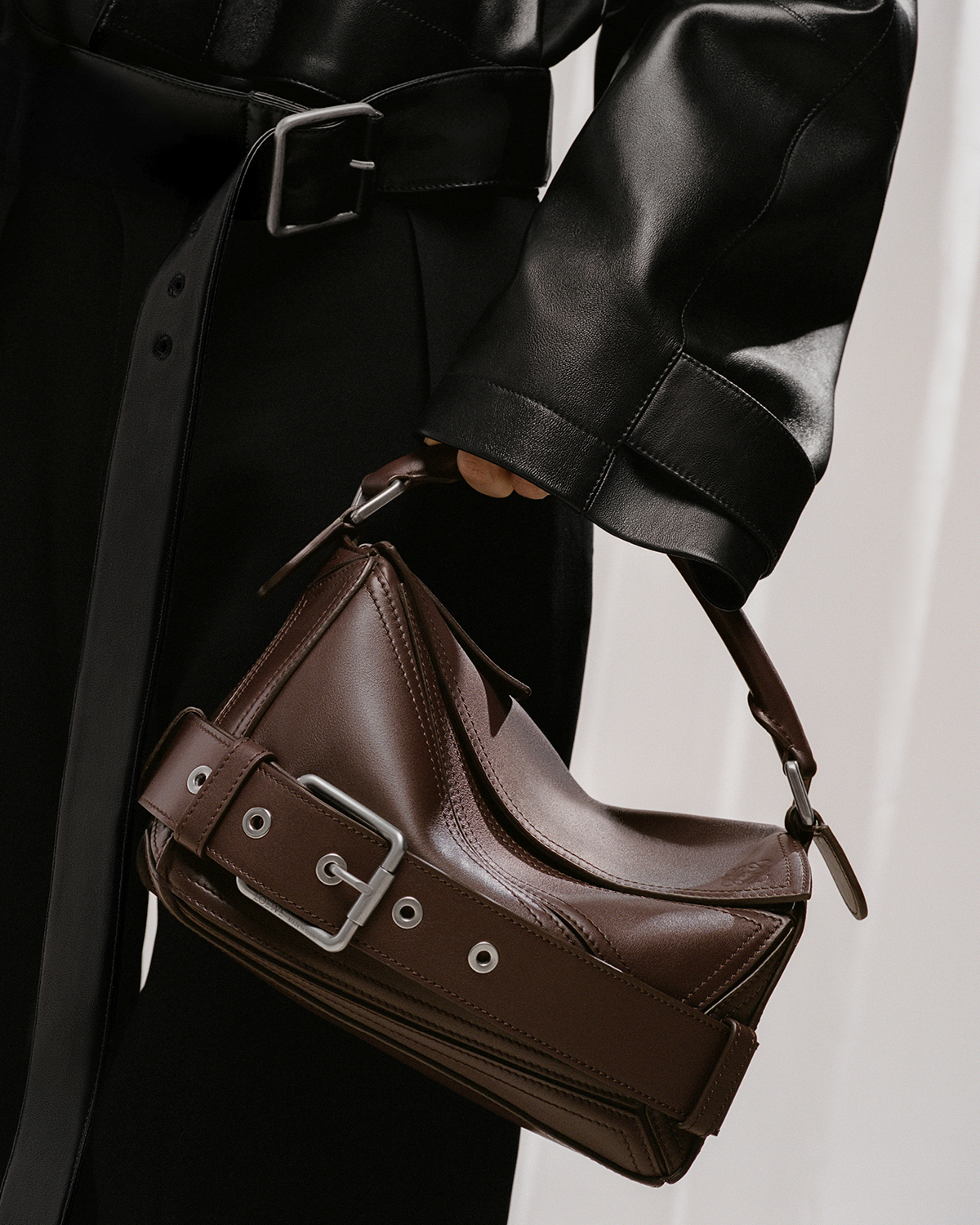 ロエベ」のパズルバッグが進化。バイカージャケットのムードを宿した