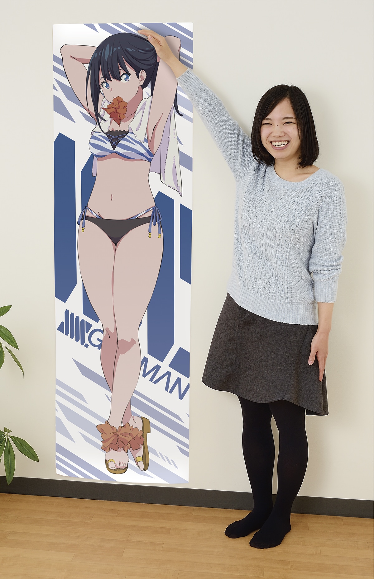 A賞「宝多六花 等身大ビジュアルクロス」を壁に貼ったところ。横に並ん