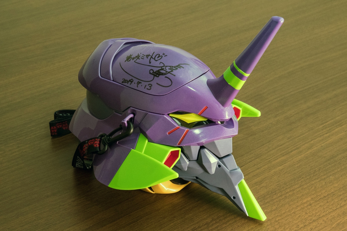 エヴァンゲリオン初号機をモチーフにしたポップコーンバケツ。(c