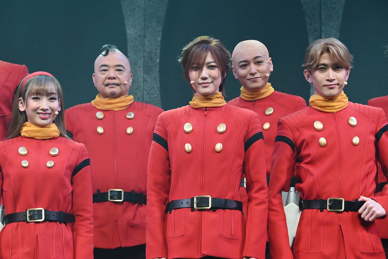 舞台「サイボーグ009」の囲み取材より、左から音波みのり扮する003