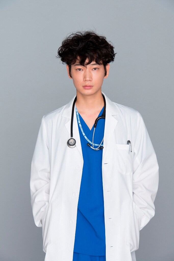 綾野剛が産婦人科医＆天才ピアニストに、主演ドラマ「コウノドリ」10月