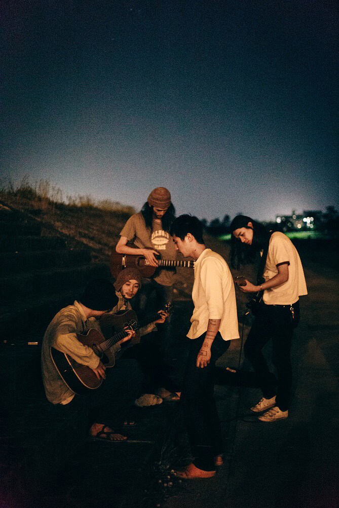 踊ってばかりの国、下津光史が1人歌う「青いピアス」MV（動画あり