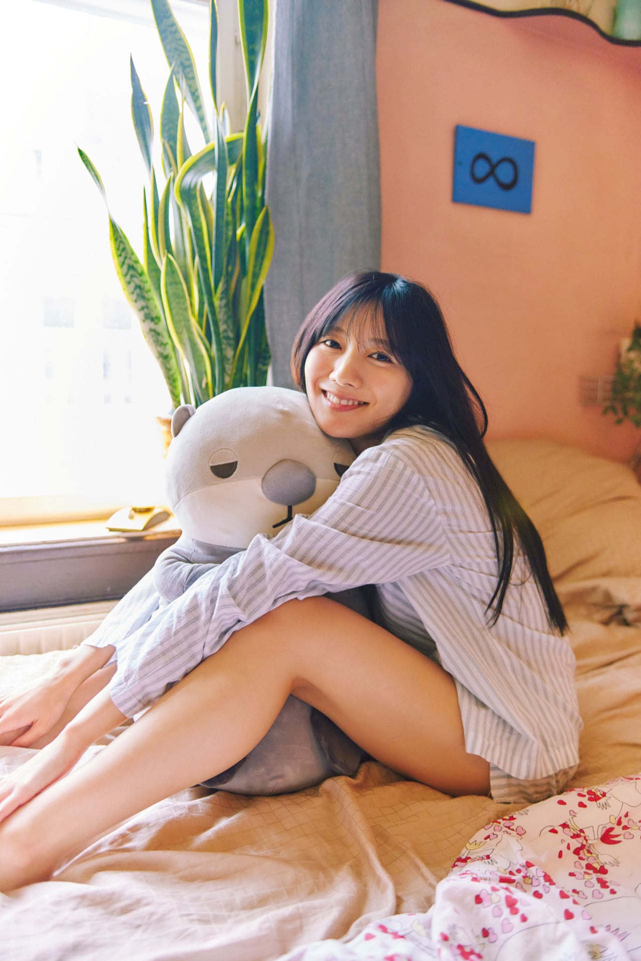 日向坂46河田陽菜、ラッコのぬいぐるみを抱きしめる - 音楽ナタリー