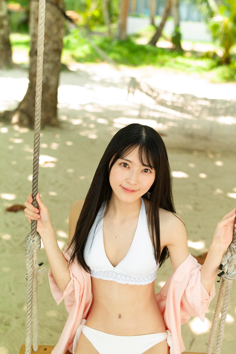 佐藤綺星（AKB48）1st写真集「天使の反射角度」より。©細居幸次郎