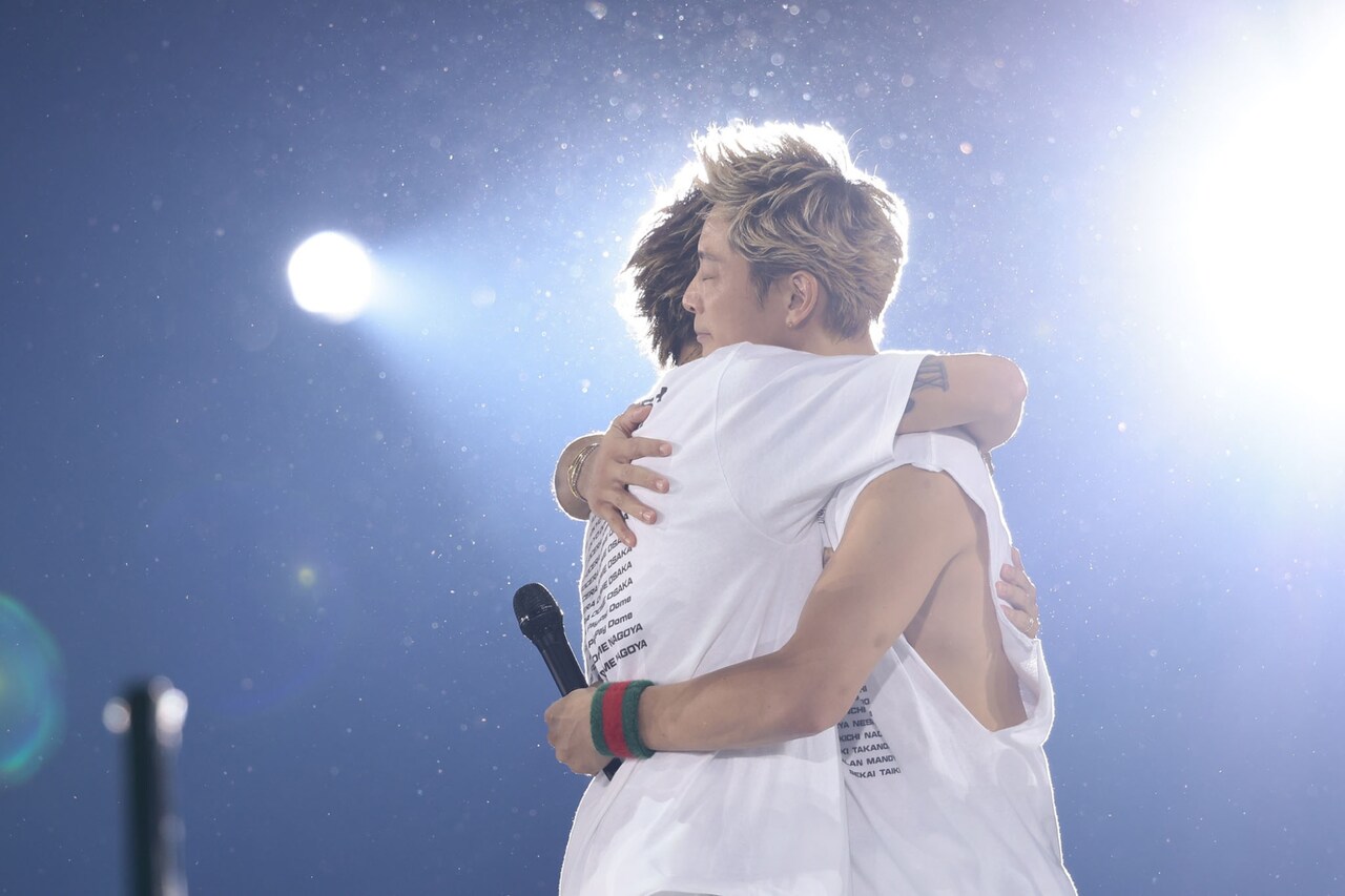 TAKAHIROと抱き合う黒木啓司。 [画像ギャラリー 5/11] - 音楽ナタリー