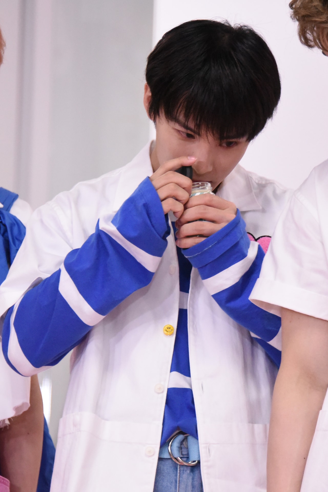 タオルを広げてアピールする川尻蓮。 [画像ギャラリー 10/36] - 音楽