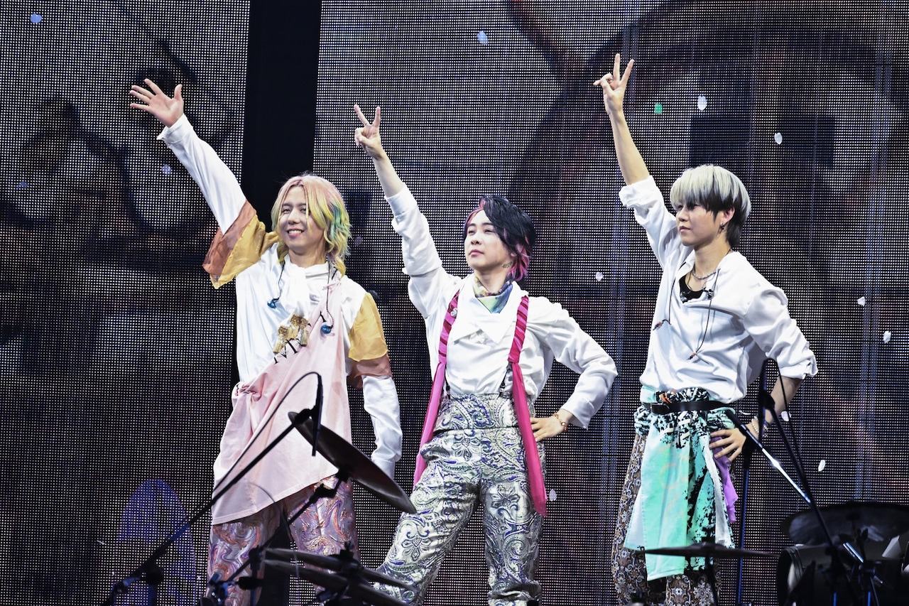 左から藤澤涼架（Key）、大森元貴（Vo, G）、若井滉斗（G）。（撮影