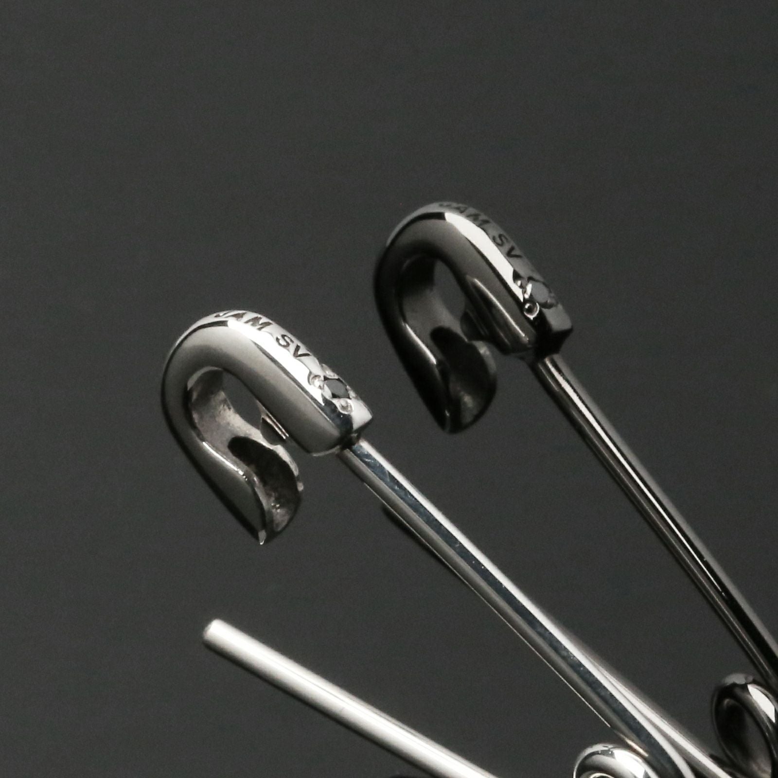 J-PI029-SV)安全ピンダイヤモンドピアスS-シルバー（燻加工）/片耳