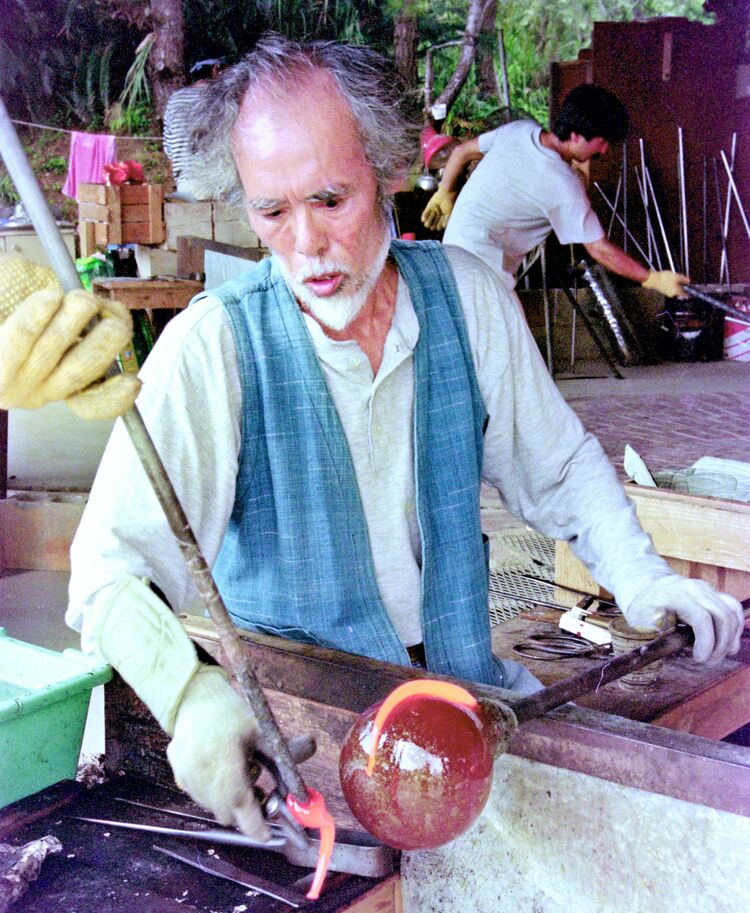 琉球ガラス制作の先駆者 稲嶺盛吉さん死去 常識覆した「泡ガラス」人気