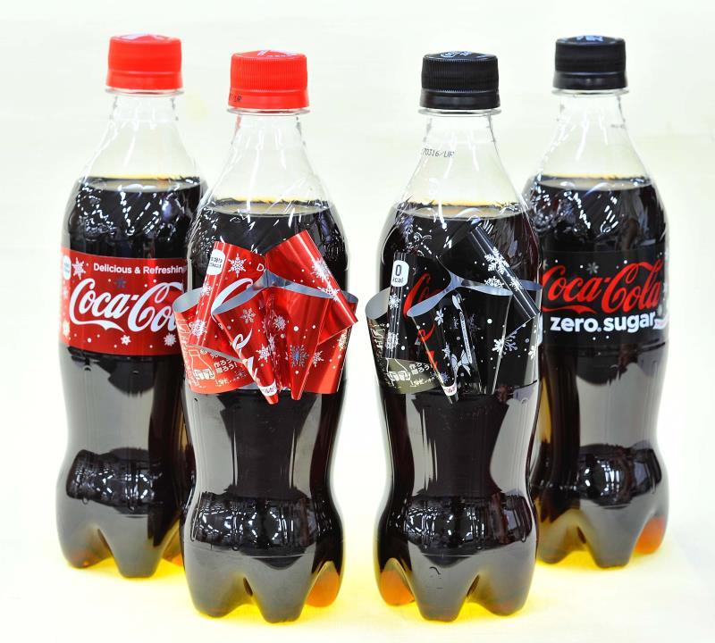 コカ・コーラのラベルがリボンに変身 「特別な場面に」 | 沖縄タイムス
