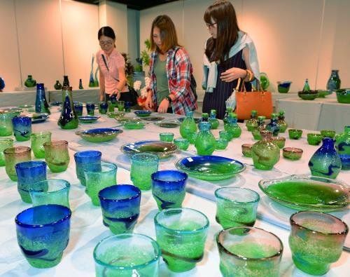 沖縄 琉球ガラス 稲嶺盛吉 一輪挿し 稲嶺盛吉 花瓶 稲嶺盛吉 花瓶 人間