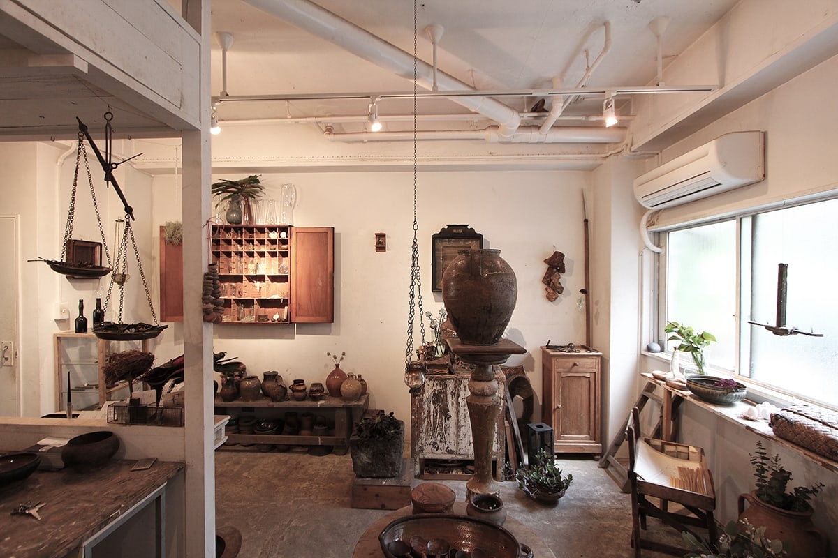 はいいろオオカミ + 花屋 西別府商店 ／ 古道具と生け花が彩るモダン