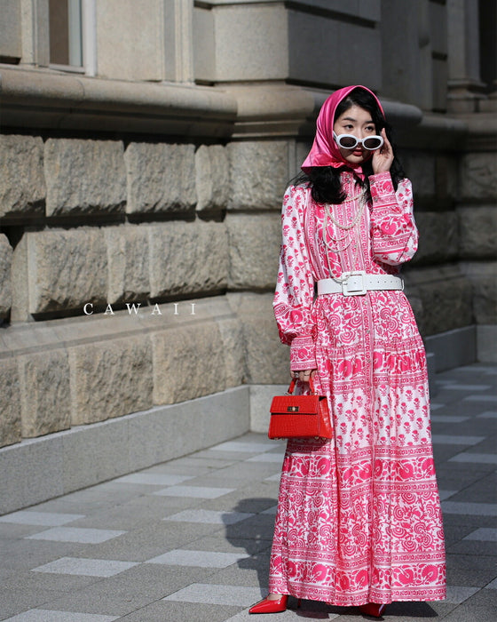 鮮やかなピンクが広がるスカーフ柄ロングワンピース（紐リボン付き