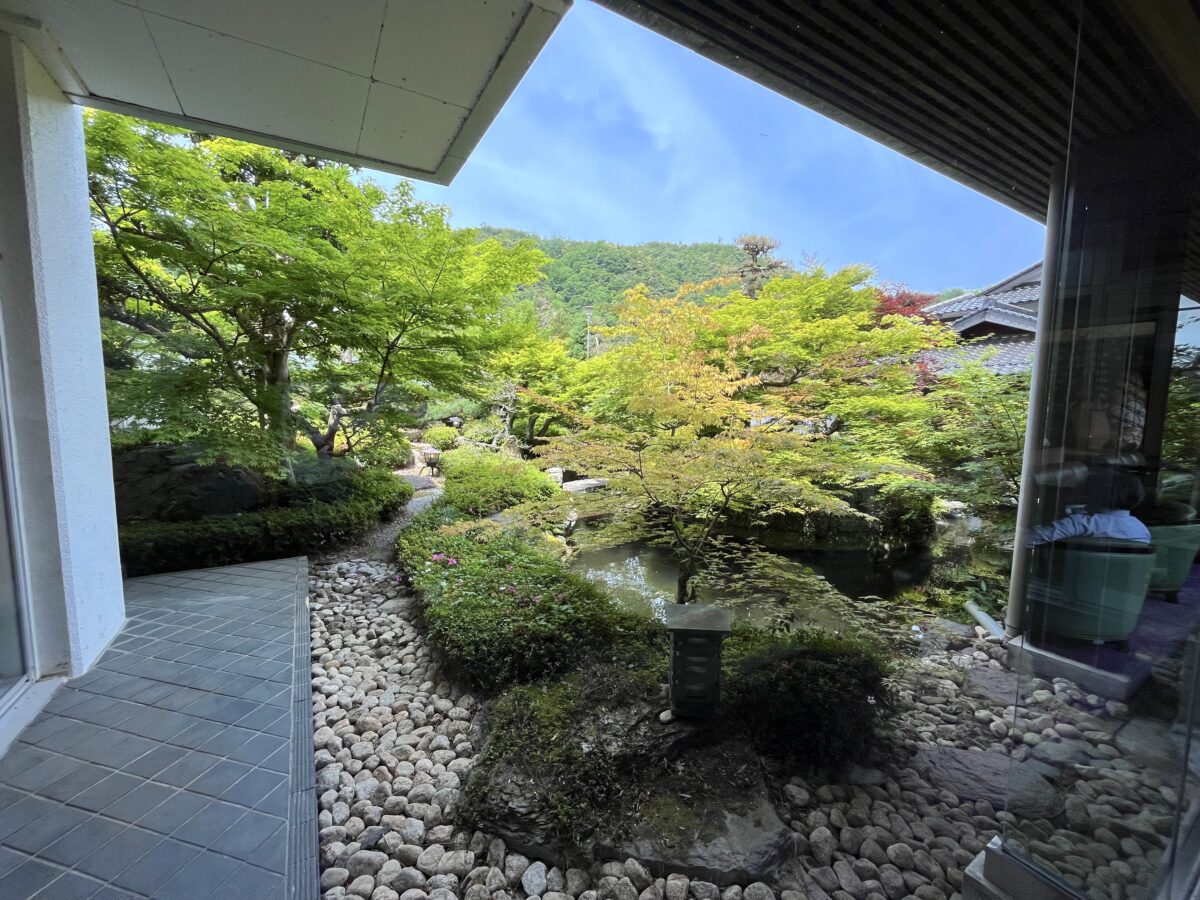三朝館庭園 ― 重森三玲の子・重森完途作庭…鳥取県三朝町の庭園