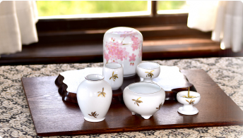 染錦梅菊牡丹）花瓶|有田焼の老舗-香蘭社オンラインショップ