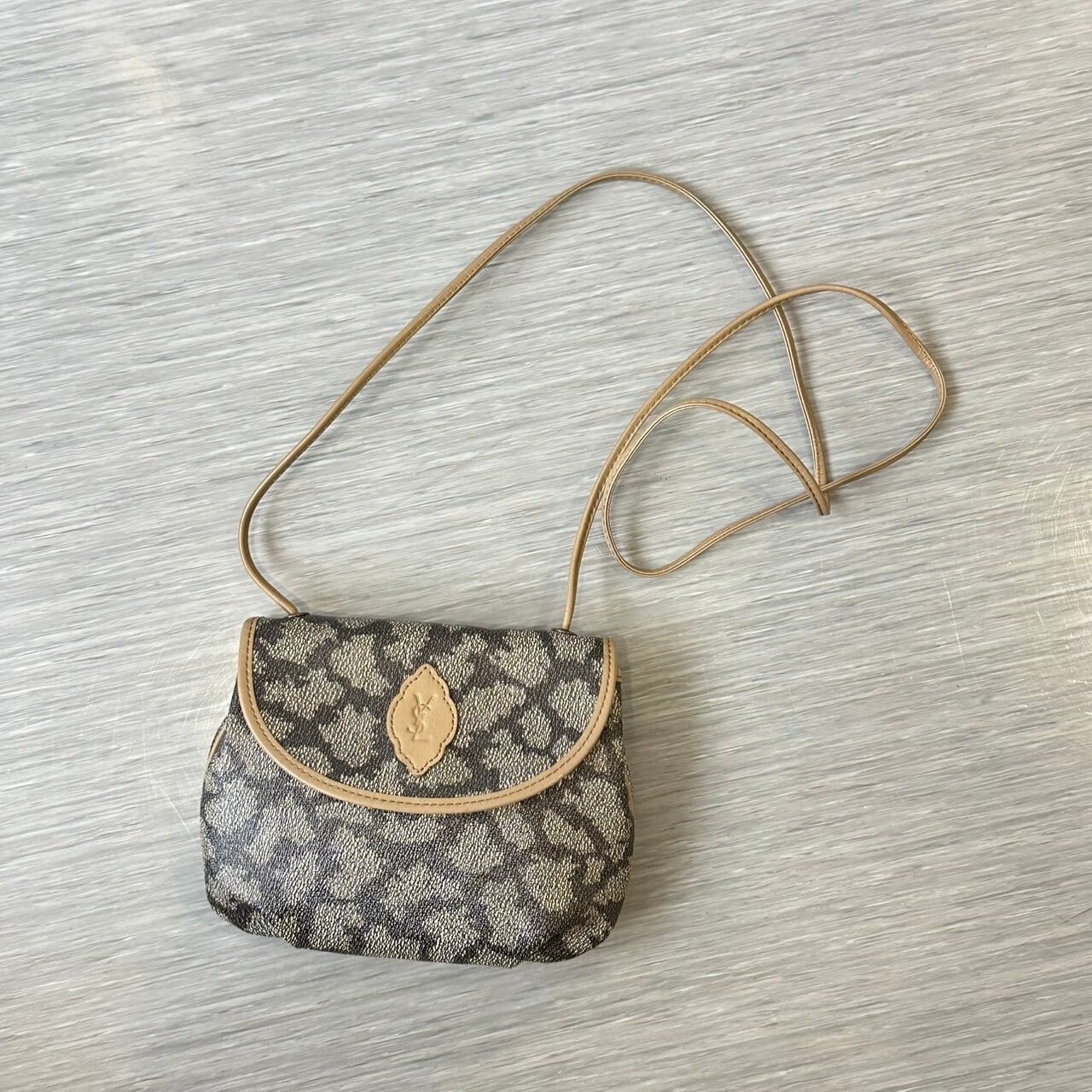 vintage YVES SAINT LAURENT〈イヴ・サンローラン〉ショルダーバッグ