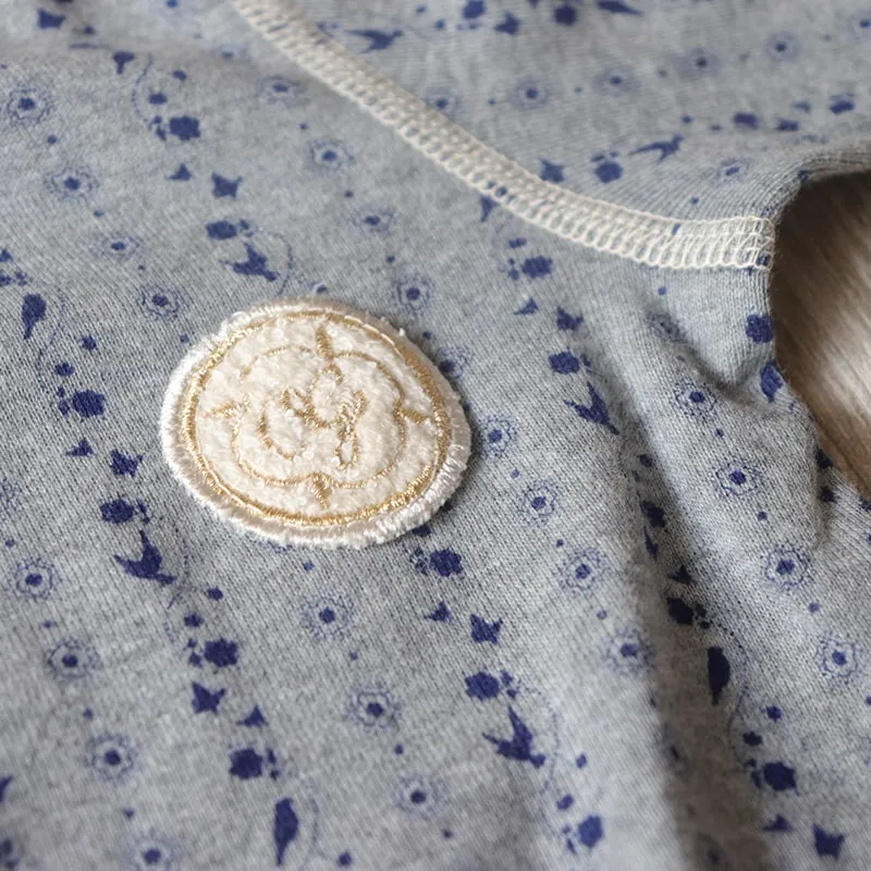 長袖ナチュラルプリントロンパースグレー 60/70サイズ | 出産祝い