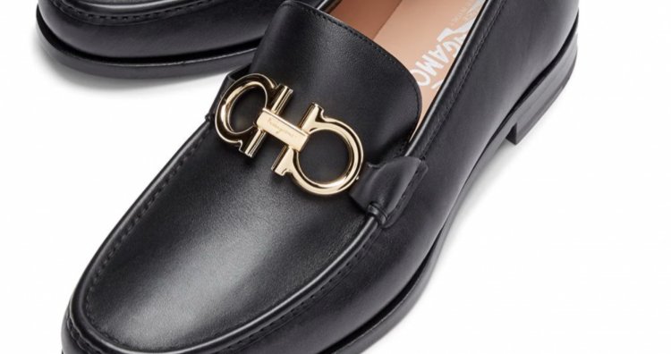 サルヴァトーレ・フェラガモが誇る“ガンチーニローファー”の特徴と