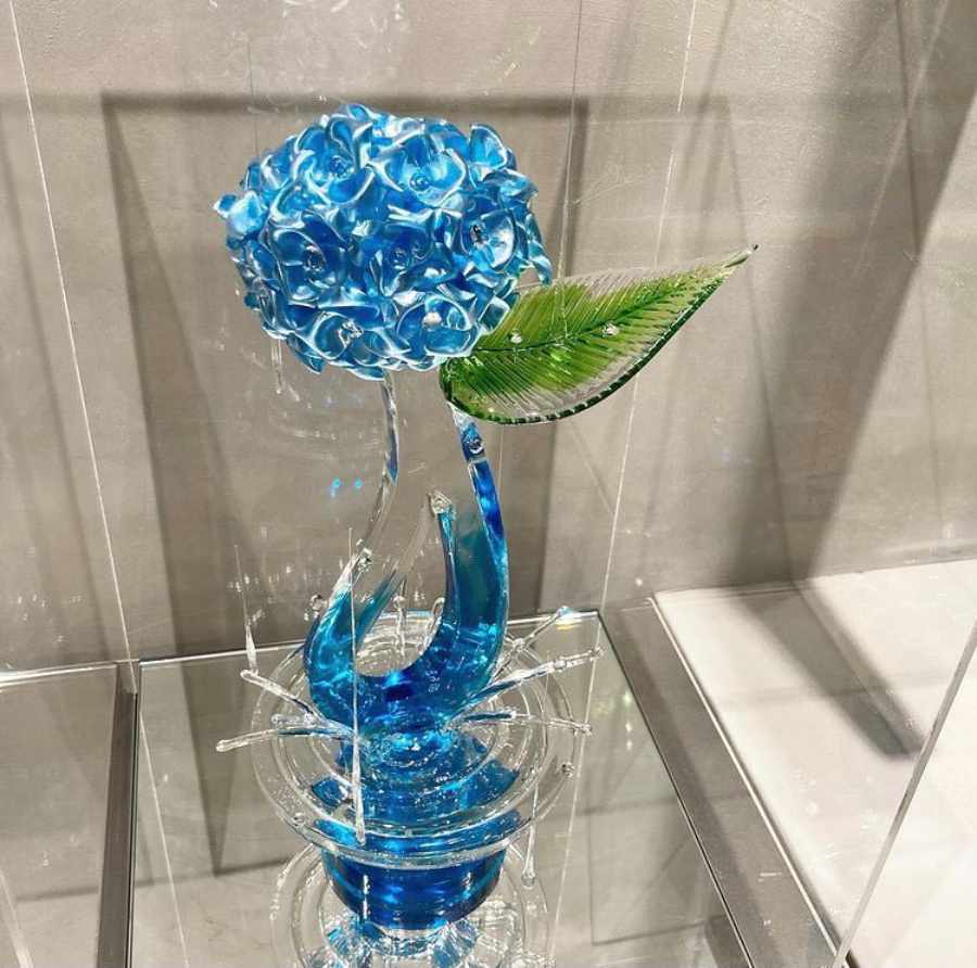 テーマは「雨上がりの青牡丹」 飴細工作家が魅せる美しい青の世界