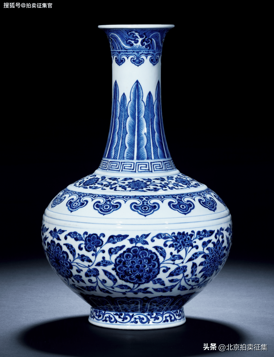 文物鉴赏清乾隆青花缠枝莲纹赏瓶_搜狐网