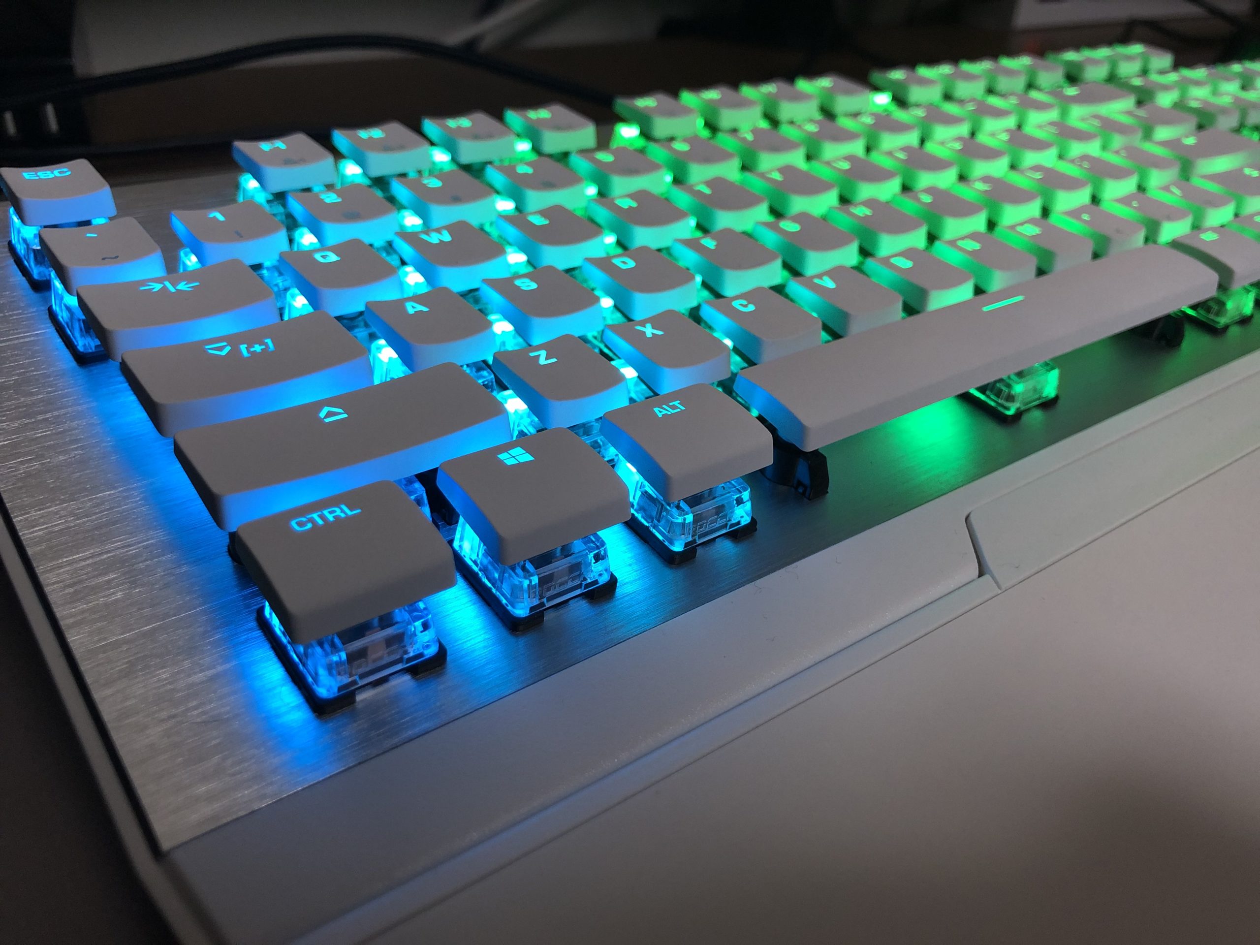 レビュー】ROCCAT Vulcan 122 AIMO 独特なデザインと機能性を兼ね備え