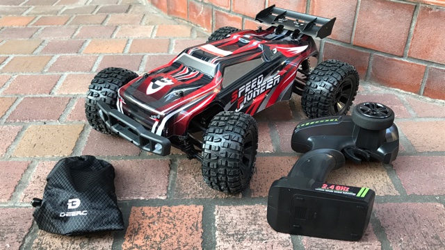 ちょっと大き目なボディのDEERC 9206Eで悪路を爆走する快感を味わおう