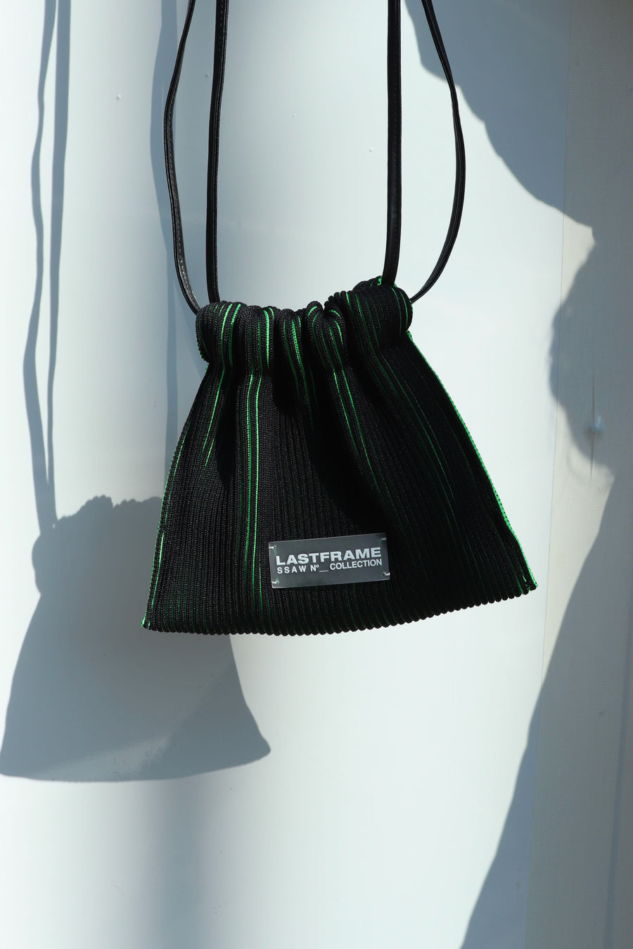 LASTFRAME(ラストフレーム)のKASANE SACK BAG MINI BLACK × NEON GREEN