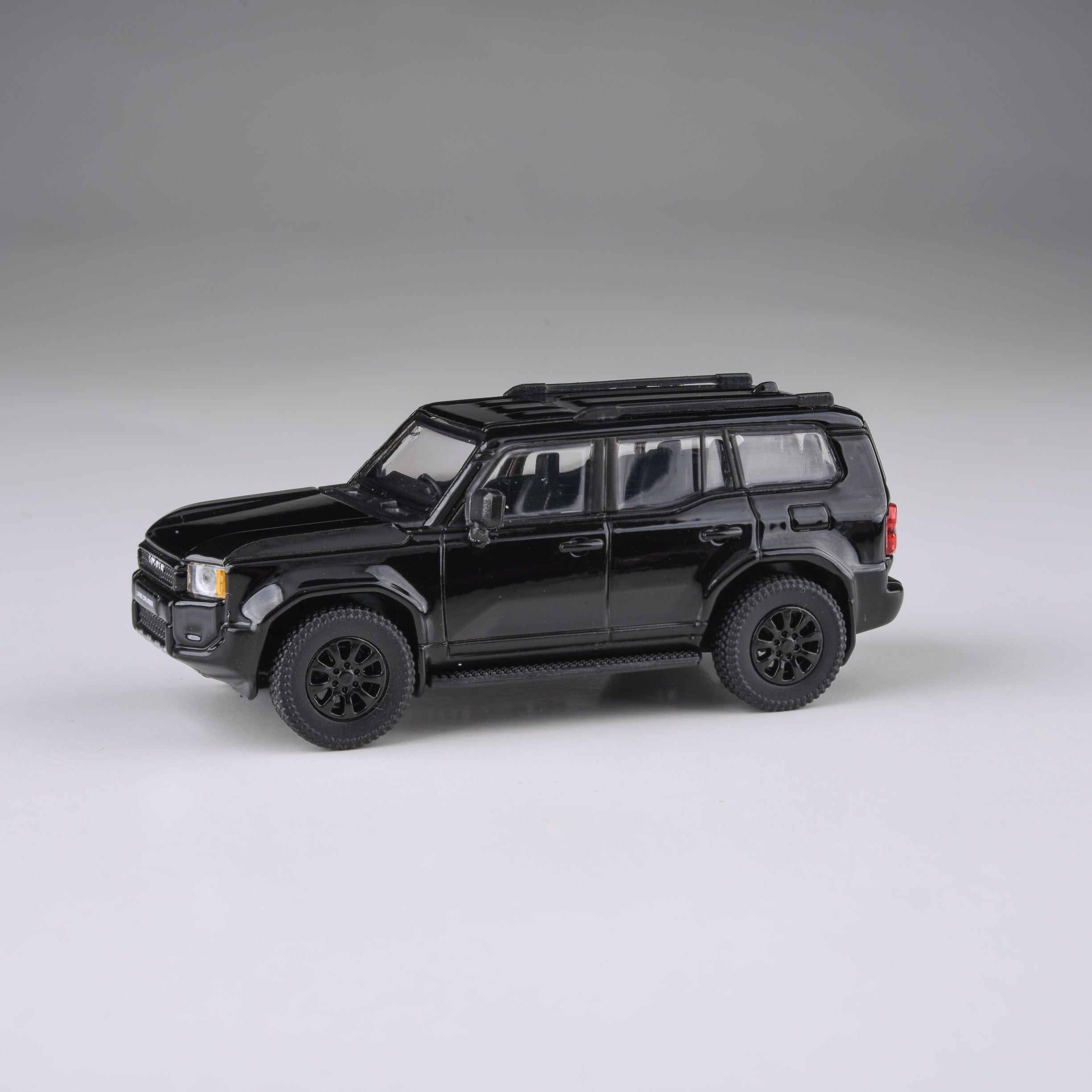 1:64 2024 Toyota Land Cruiser 250 Prado Black / Trail Dust Beige