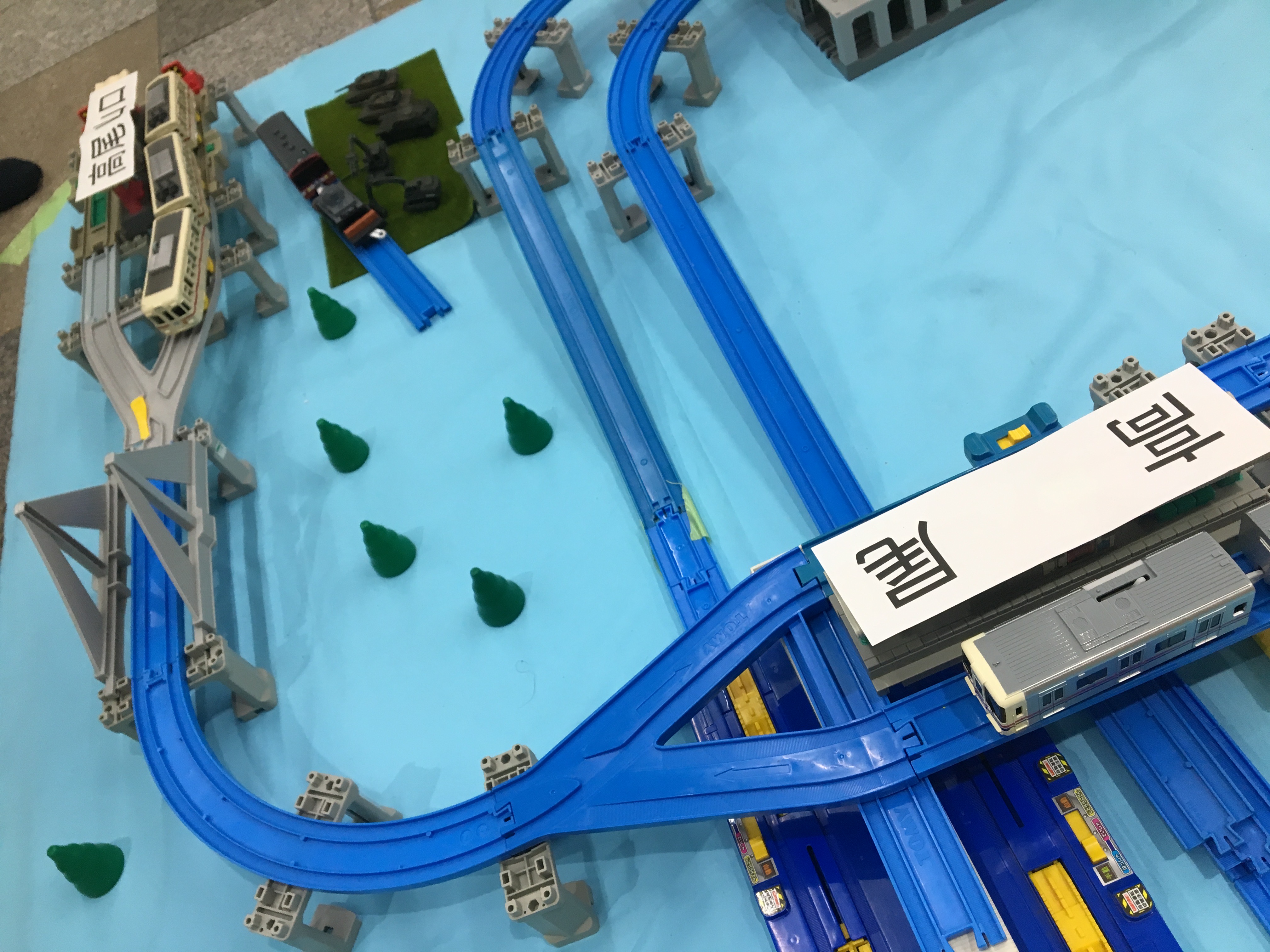 プラレール資料館｜運転会記録｜調布駅コンコースでプラレール