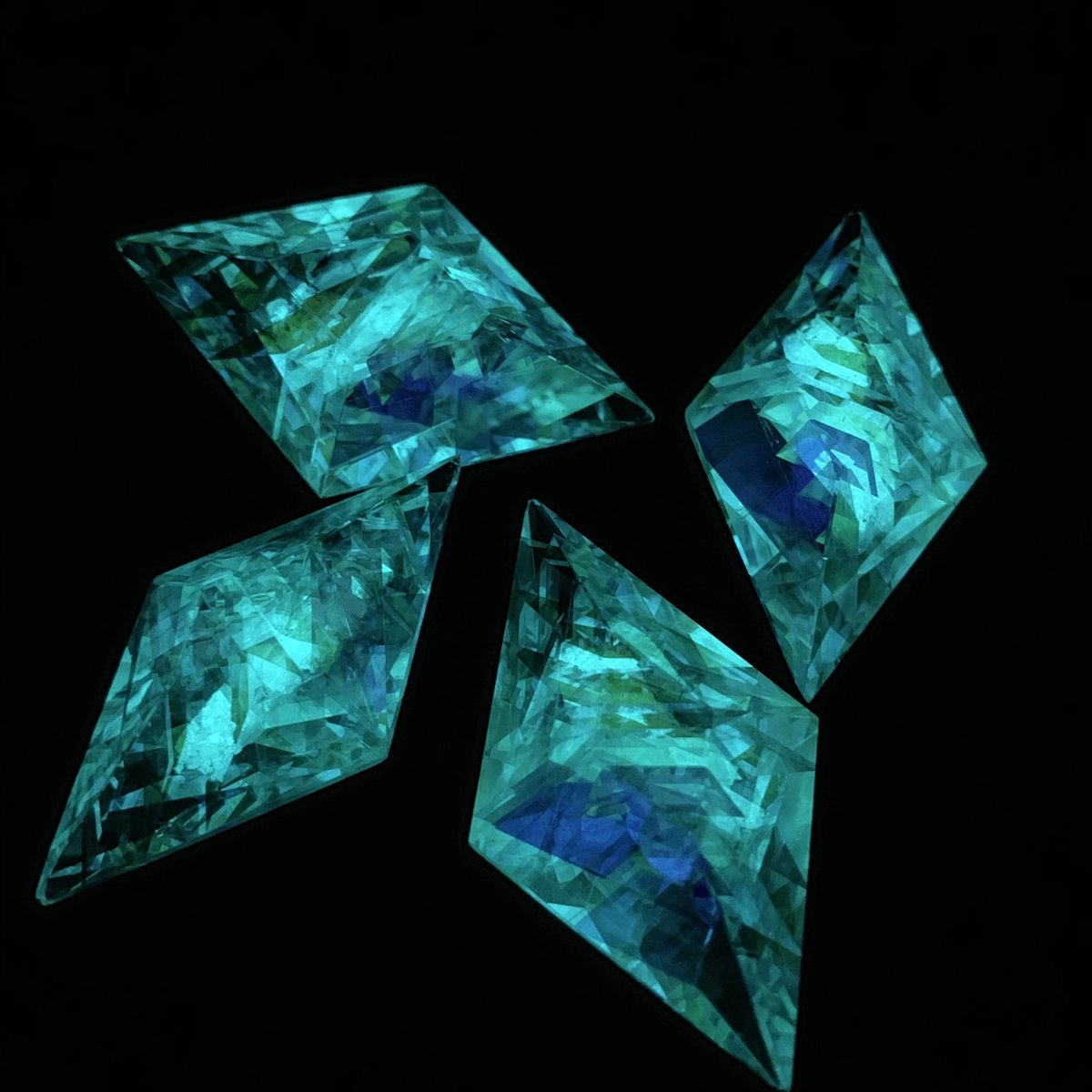 虹の結晶 ムーンボウ(月虹) ひし形 ひし形の虹の結晶に月の光(蓄光)を