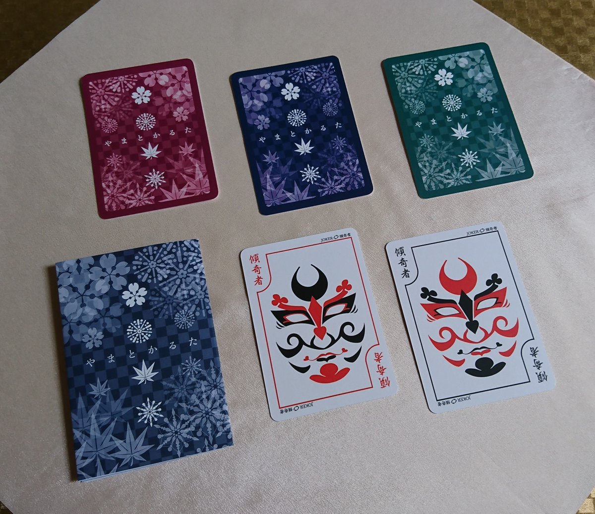 和風で和柄なトランプ『やまとかるた』 紅色、藍色、深緑の3色展開、札